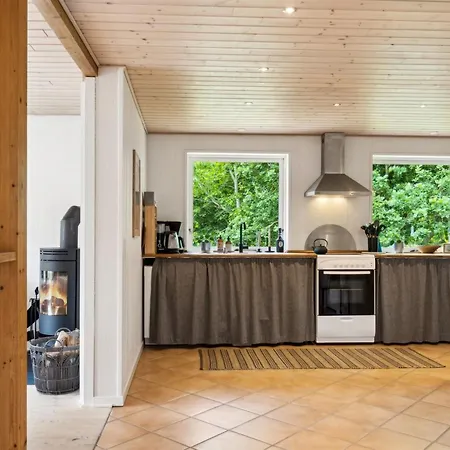 Lenaya - 1km From The Sea By Interhome *